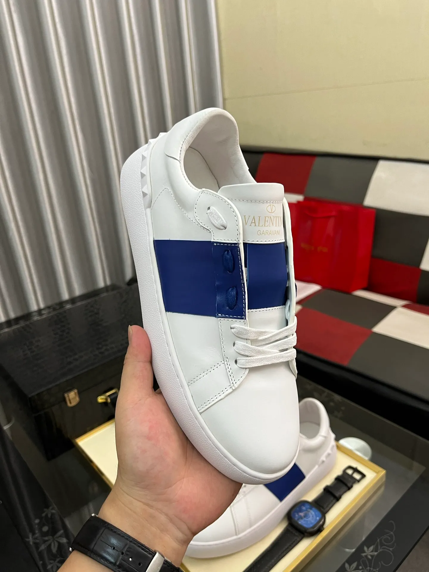 Men's shoes💰420⌚️⌚️Valentino white shoes⚡️Original replicas are coming👉Many pictures of the feet of Internet celebrities🔥Authentic Hong Kong purchased for HKD 5,500⚠️All parts are genuine molds, refuse to look at pictures to make goods👊The upper is made of top-grained cowhide➕3D printed. Water-dyed cow lining inside + cowhide feet, code number: 38-44